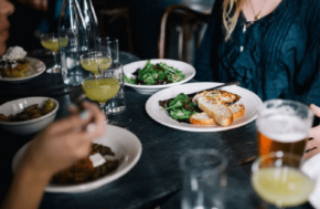 repas au restaurant après une rencontre en ligne