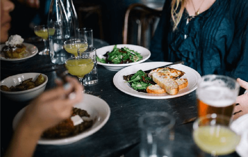 repas au restaurant après une rencontre en ligne