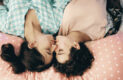femmes lesbiennes embrasser sur un lit