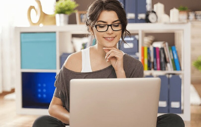 femme devant ordinateur qui drague un homme