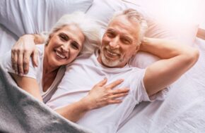 site de rencontre seniors couple sénior dans un lit