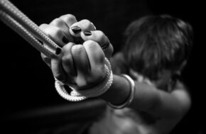 bondage de femme tenu par les mains