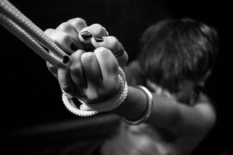 bondage de femme tenu par les mains