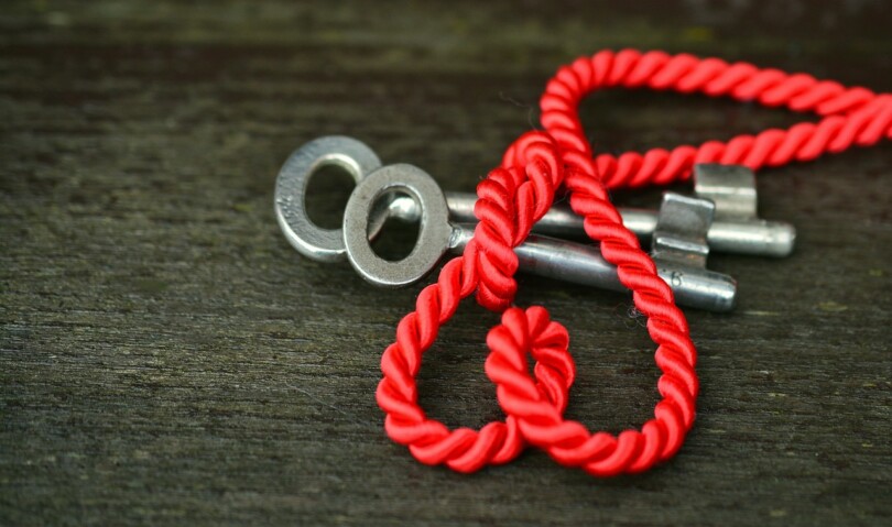 Deux clé et une corde en forme de cœur, symbolisant l’union, quand on doit faire face a la réalité de l’infidélité