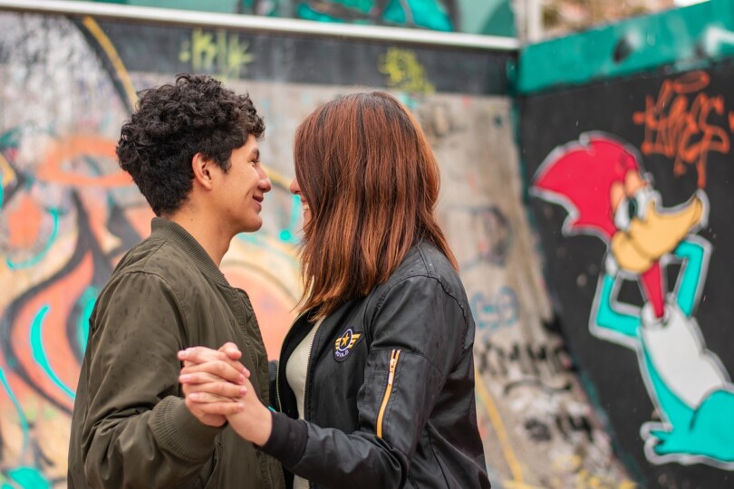 Deux femme face a face qui se tienne par les mains en souriant - relations platoniques