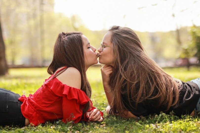 Deux femmes qui se font un baiser sur la bouche