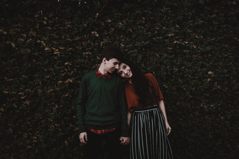 deux jeune allonger dans l’herbe qui profite des avantages d’une relation platoniques car ils sont célibataires