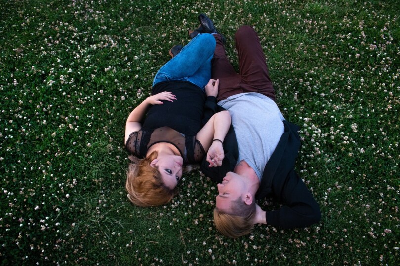 Deux personnes allongée dans l’herbe qui préfére avoir une relation platonique plutôt qu’une relation romantique