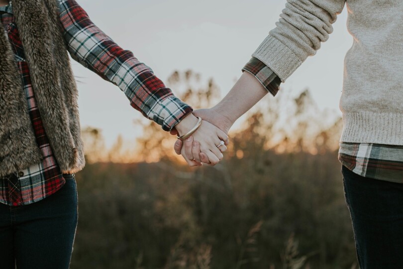 Deux personnes qui se tienne la main, les limites à respecter dans une relation platonique
