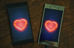 Deux téléphone avec en image de fond un coeur