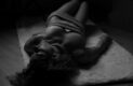 Femme allongé sur une table nouer de corde