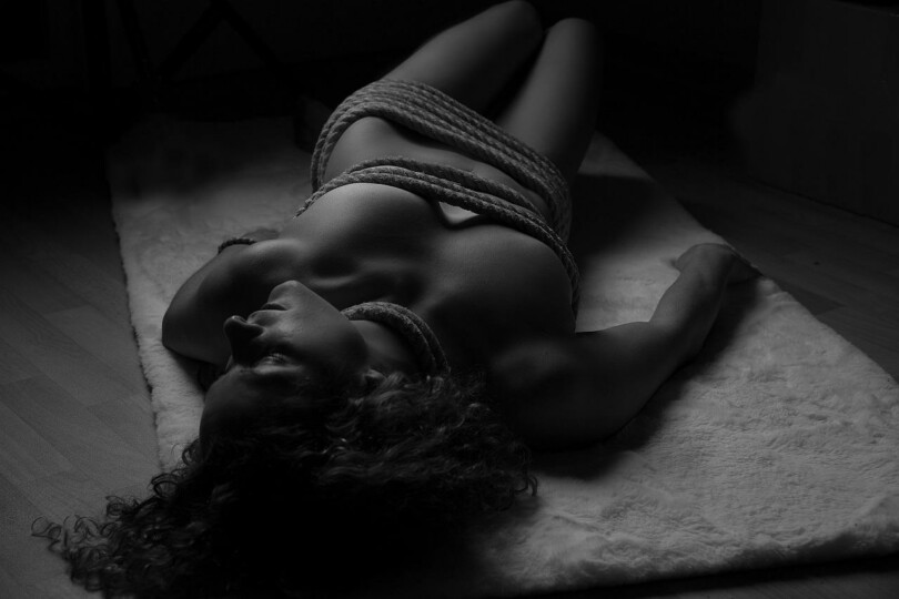 Femme allongé sur une table nouer de corde