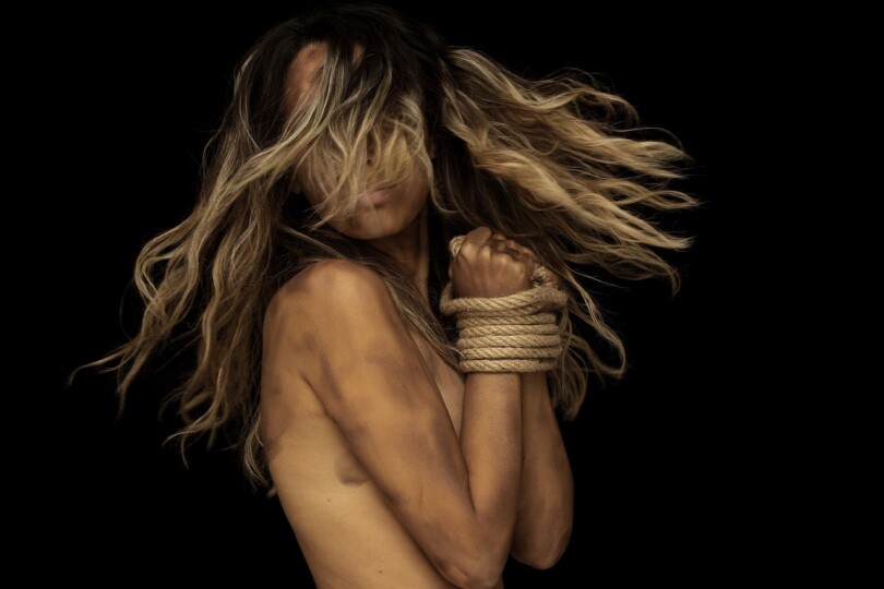 Femme attacher par les mains avec une corde