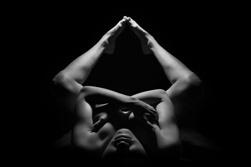 Une femme nue réalisant une position de yoga pour augmenter son orgasme féminin