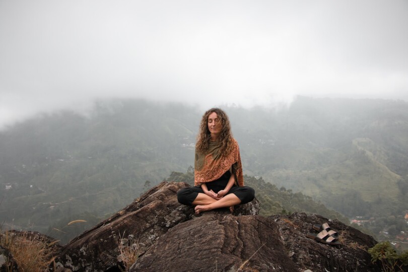 femme pratiquant du yoga pour renforcer sa confiance en elle