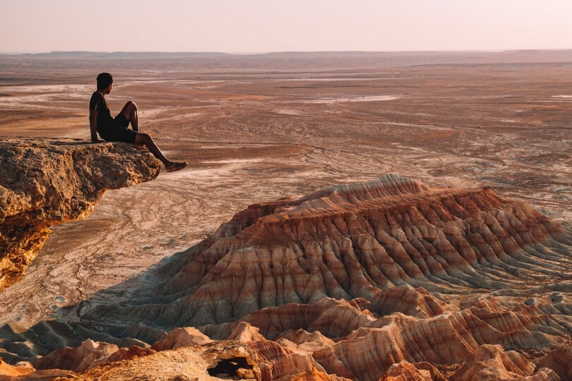 Image d ’un homme isoler en haut d’un rocher