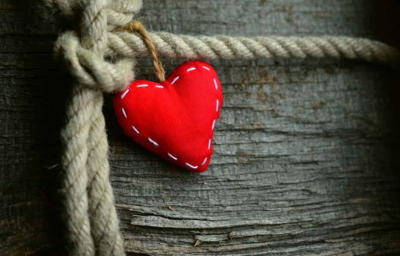 Image d’un cœur en tissu accrocher a une corde
