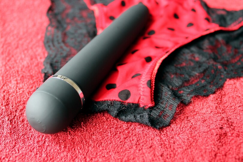 Image d’un sex-toys pour femme poser sur de la lingerie féminine