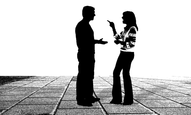 Image en noir et blanc d’un homme et d’une femme qui parle ensemble