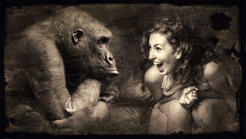 Séduction masculine : Image en noir et blanc d’une femme qui se force a rire face a un gorille