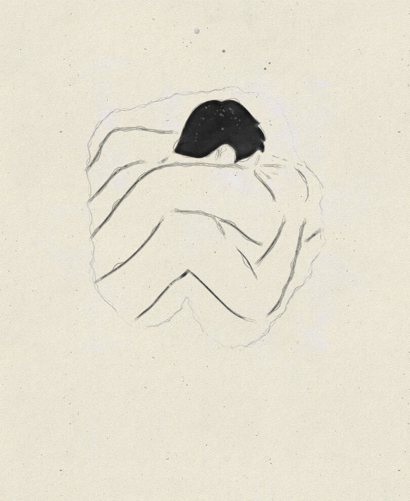 Image en noir et blanc montrant la t^te d’un homme entre les jambes d’une femme