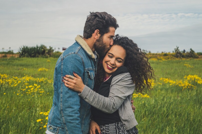 Le bien être émotionnel entre un homme et une femme qui s’embrasse sur le front dans un relation platonique