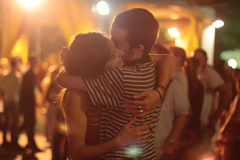 Les traditions selon les cultures du monde, un couple qui sait comment embrasser en se prenant dans les bras