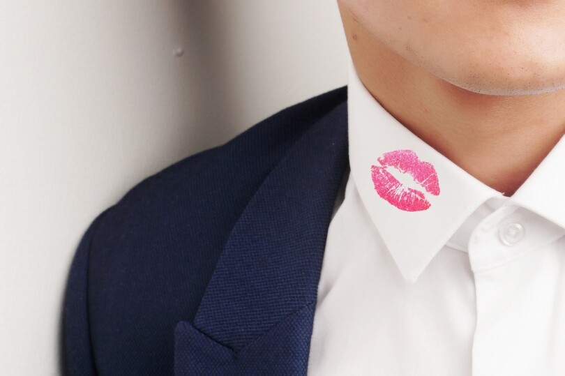 infidélité : la marque de rouge a lèvres sur le col de la chemise peut vous trahir