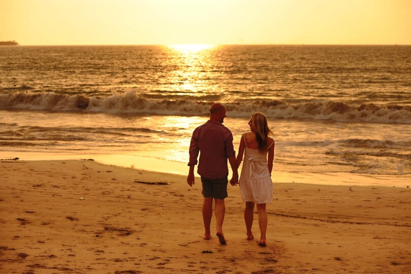 Un couple d’amies platonique qui partage un moment de promenade sur la plage après leur rupture amoureuse