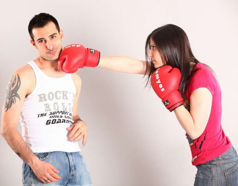 Un couple s’entraînant avec passion dans un studio de boxe, renforçant leur complicité et leur forme physique ensemble.