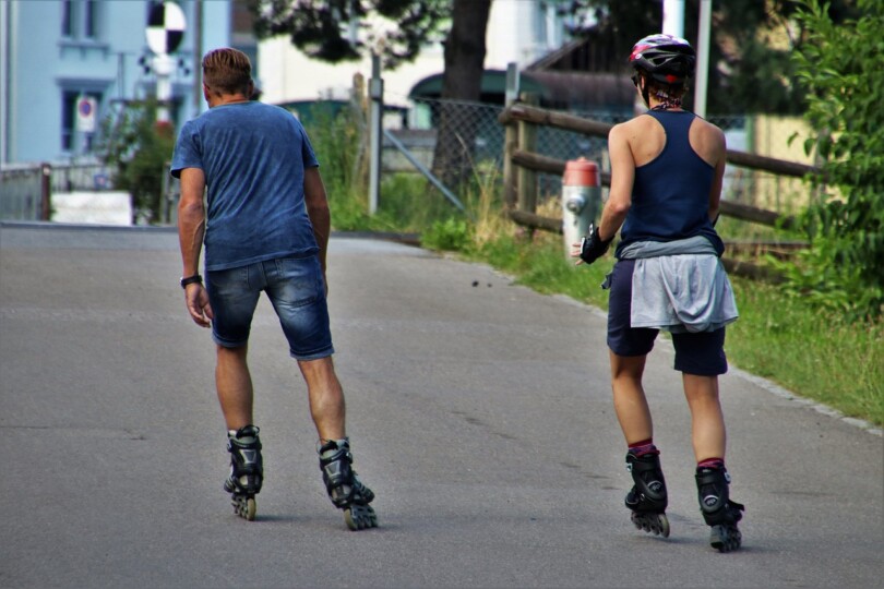 Un couple s’entraînant en tandem sur des rollers avec aisance et complicité