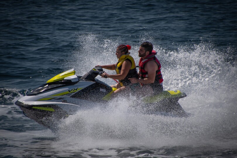 Deux conjoins en tandem sur un scooter des mers pour des moments de complicité sportive.