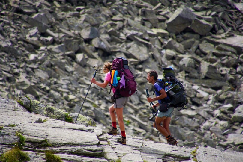 Un couple s’exerce ensemble en parcourant les montagnes
