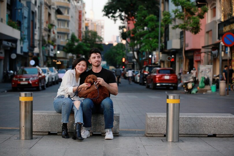 Un homme et une femme assis l’un a coter de l’autre