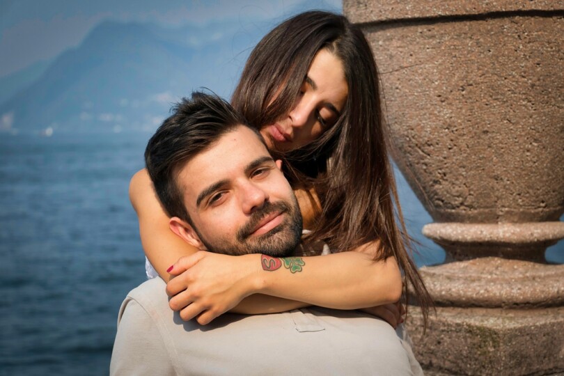 Un homme et une femme au bord de la mer qui passe un moment de relation platonique