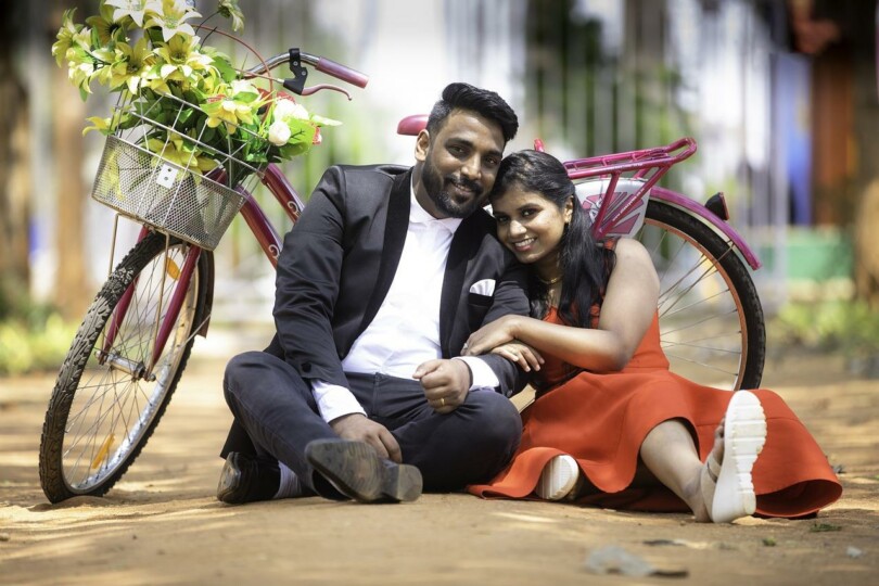 Un homme et une femme bien habillé assis devant un vélos
