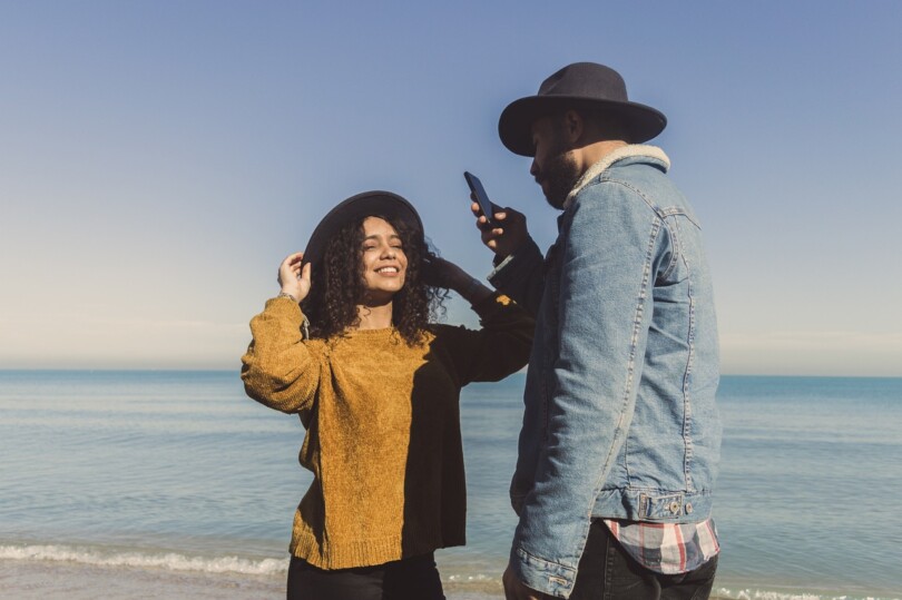 Un homme et une femme debout sur une plage