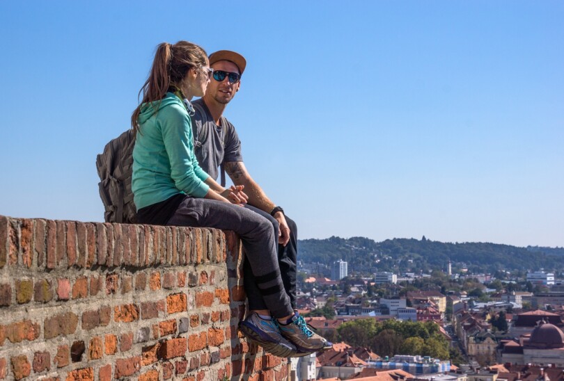 un homme et une femme partageant un moment de solitude a deux grâce a leur relation platonique