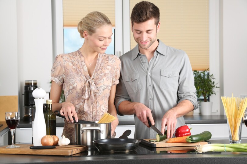 Un homme timide séduit par une femme qui fais la cuisine