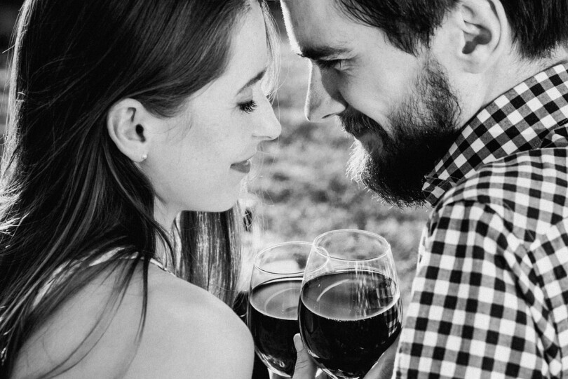 Un homme et une femme qui partage un moment platonique autour d ’un bon verre de vin