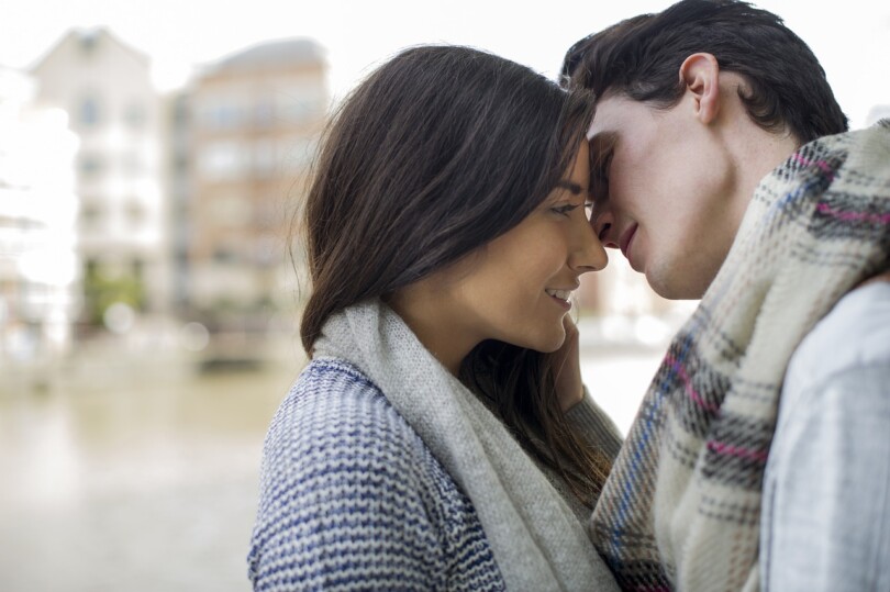 Un homme et une femme qui s’apprête a bien embrasser