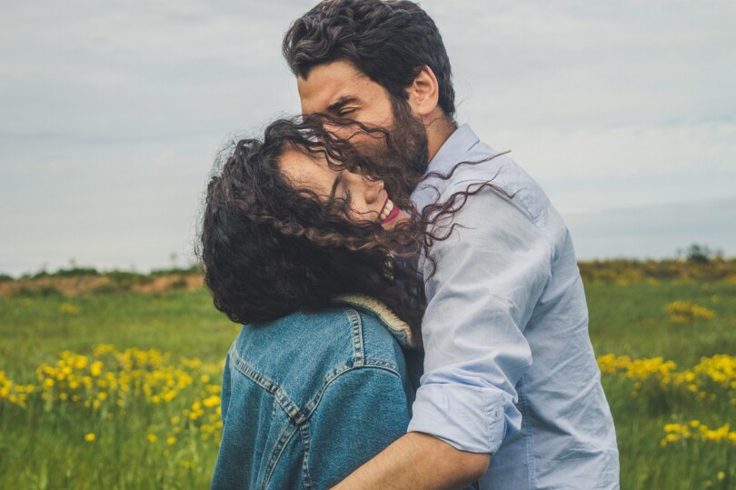 Un homme et une femme qui se prennent dans les bras