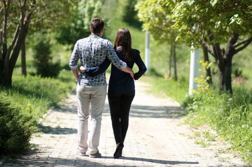 Un homme et une femme qui se promène dans un parc en parlant de leur rêve d’infidélité
