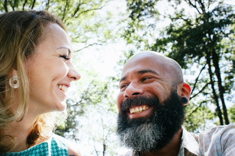 Un homme et une femme qui se regarde avec un air amoureux et en se souriant