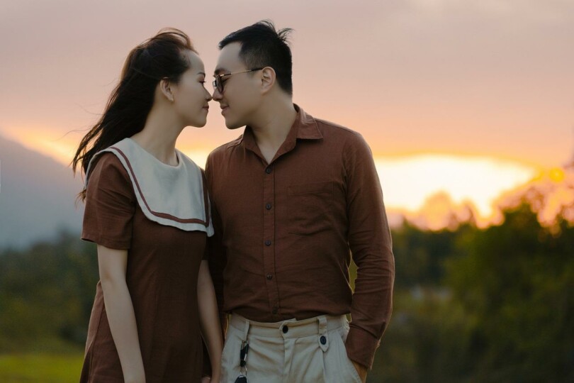 Un homme et une femme qui se regarde dans les yeux avant de bien embrasser