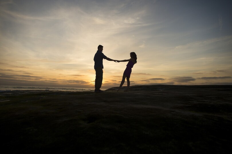 Un homme et une femme qui se tienne la main 