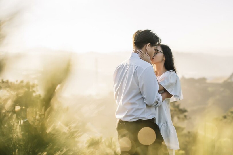 La dépendance affective : Un homme et une femme qui s’embrasse debout dans la nature