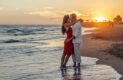 comment bien embrasser : un couple qui savent comment bien embrasser sur la plage