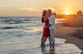 comment bien embrasser : un couple qui savent comment bien embrasser sur la plage