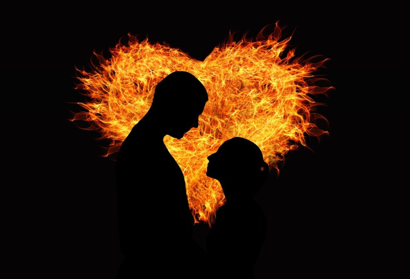 Un homme face a son ex femme avec un cœur enflammer derrière